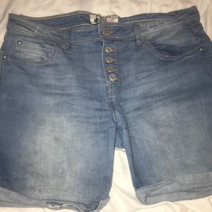 BLUE JEAN HIGH WAISTED SHORTS